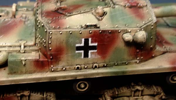 Malowanie aerografem niemieckich krzyży na czołgu